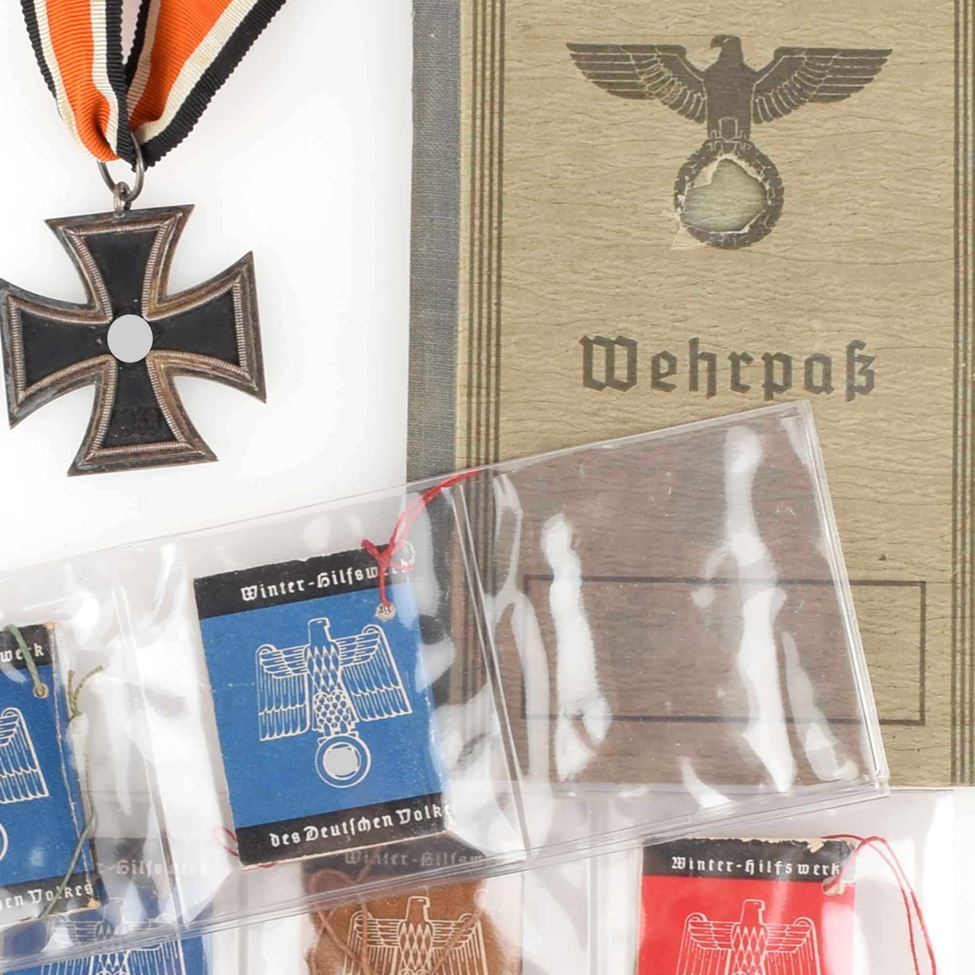 Eisernes Kreuz, Wehrpass und Miniaturbücher WHW III. Reich